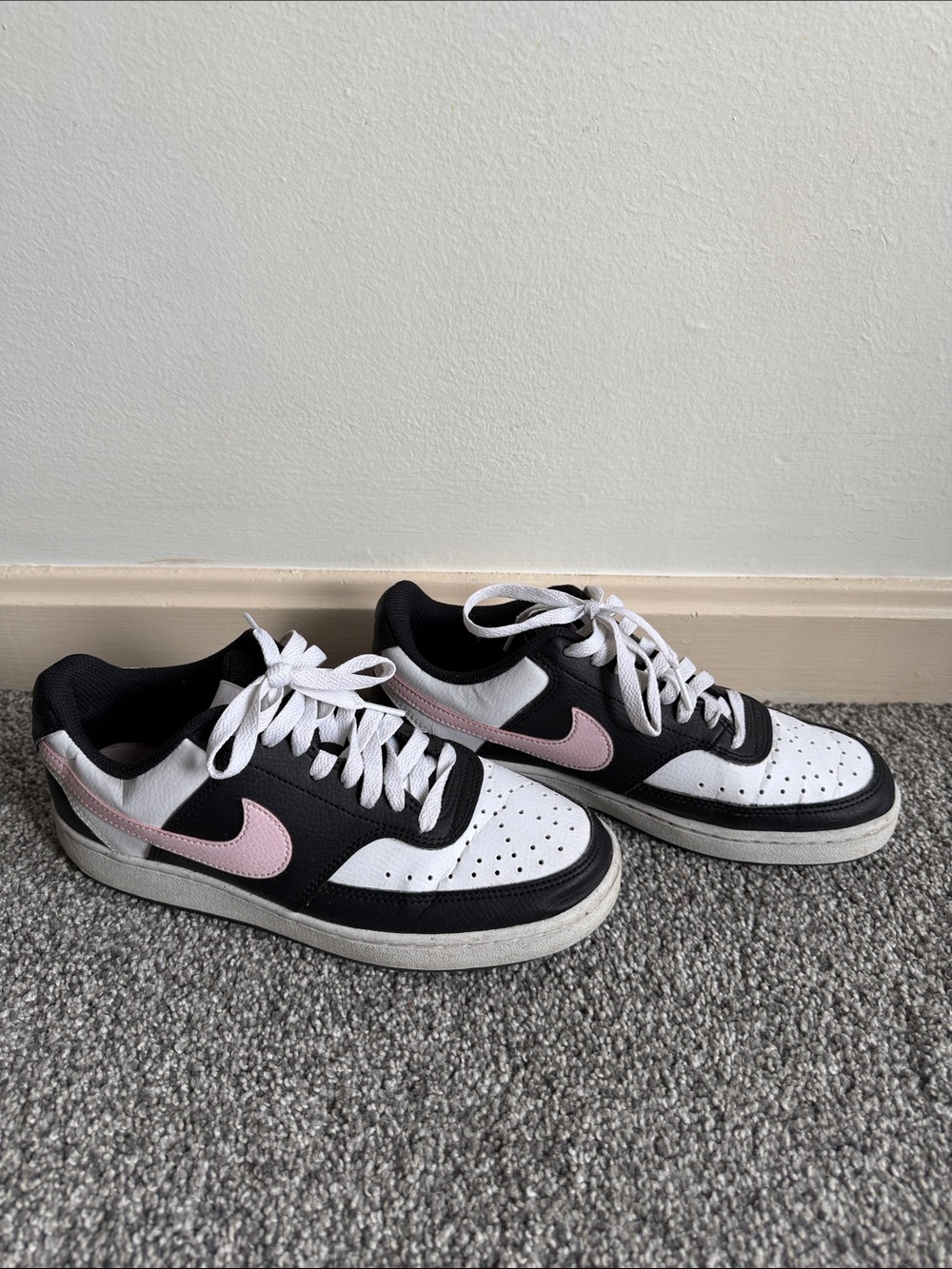 Nike Women's Low-Top Sneakers in White, Black & Pink